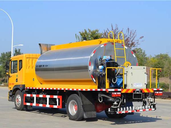 asphalt spreader trucks_1